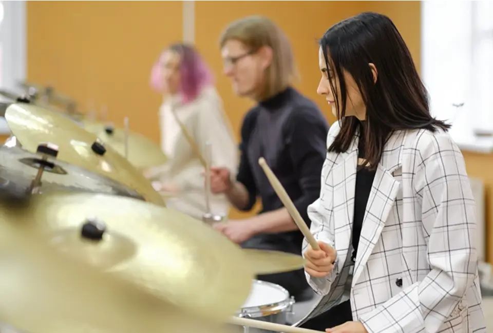 Bateri Eğitiminde Öğrenciler