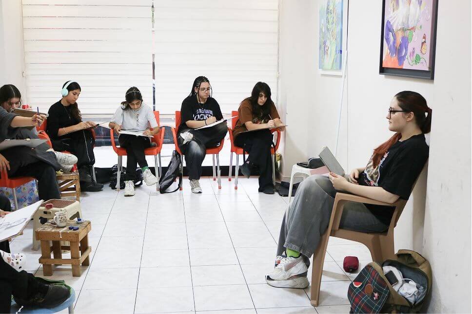 Canlı model çizimi çalışması sanat akademisi