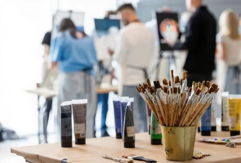 Grup yetişkin resim eğitimi stüdyo