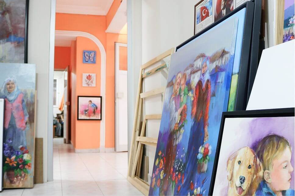 Güzel sanatlar akademisi tuval dolu oda girişi