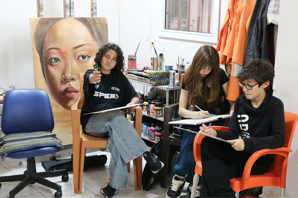 Kalemle ölçü alan sanat öğrencisi