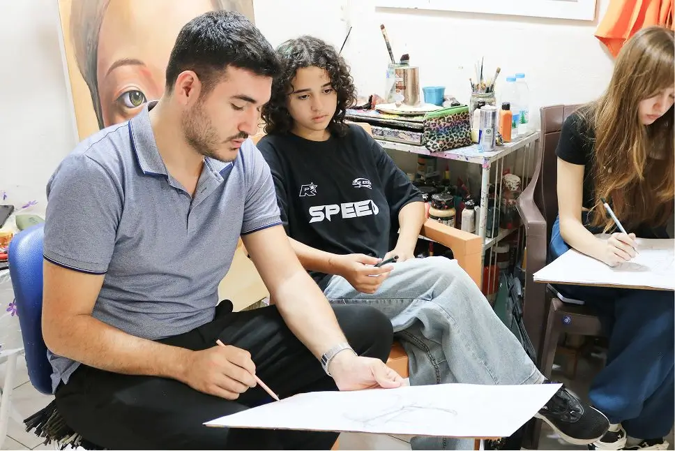 Resim öğretmeni çizim yorumluyor