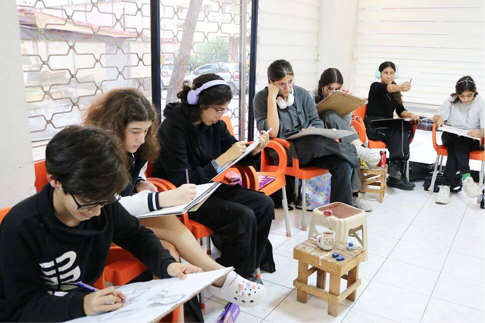 Sanat akademisi öğrencileri ders