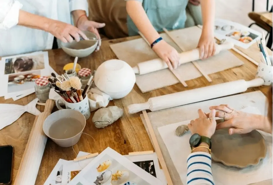 Seramik atölyesi masası