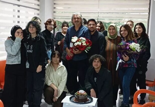 mutlu sanat akademisi öğrencileri