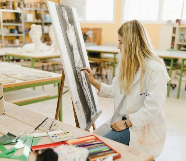 Bayan karakalem resim çiziyor