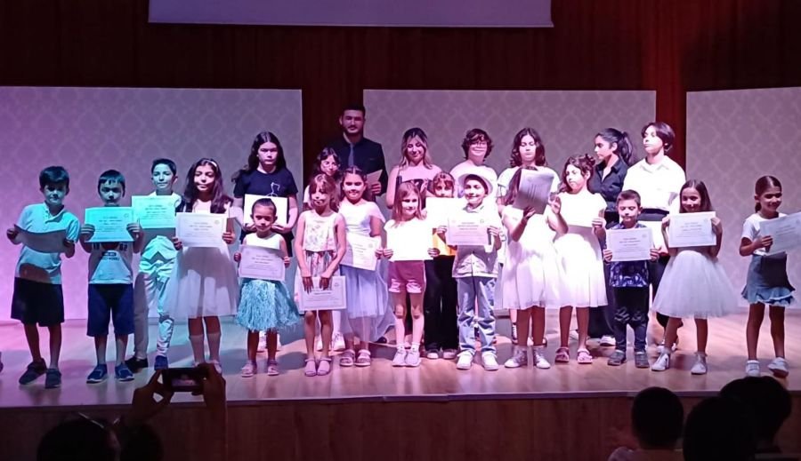 Dönem Sonu Etkinlik Sertifikalarla Sahnede Duran Öğrenciler