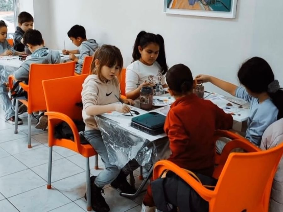 Çocuk resim eğitimi kursu grup masada çizim