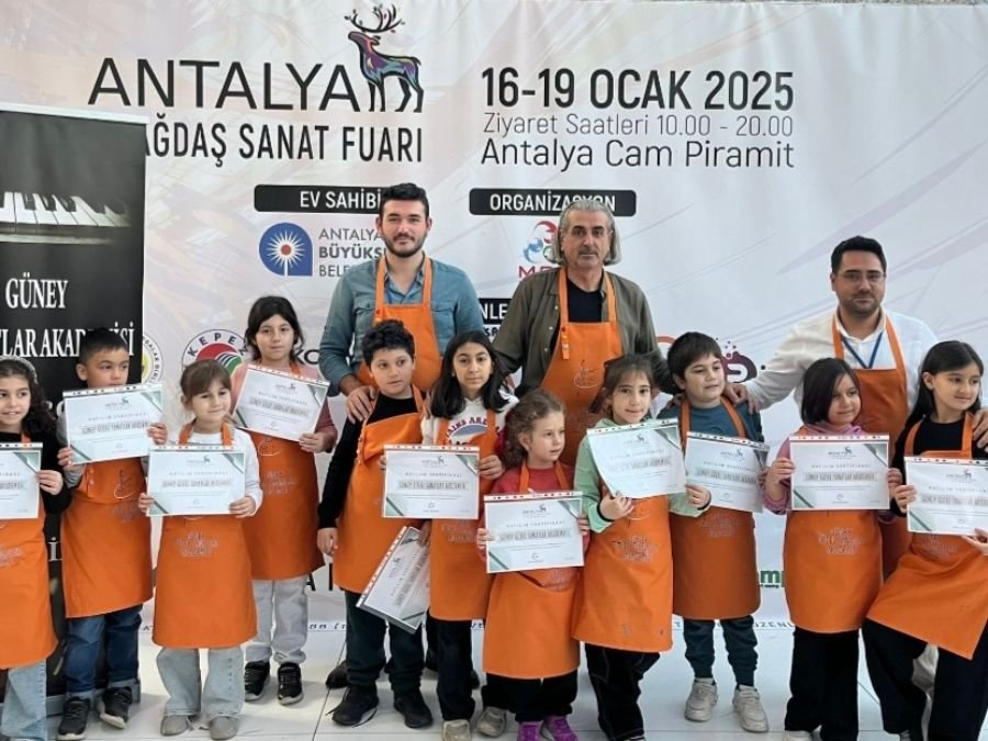 Çocuk resim eğitimi kursu sergisi