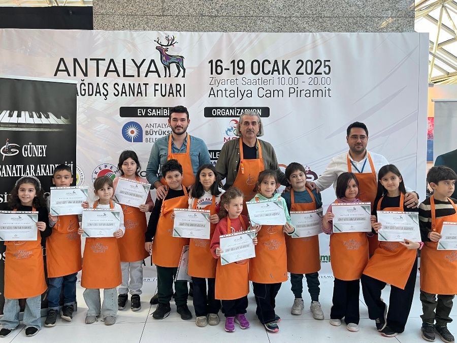 Çocuk resim sergisi etkinliği grup fotoğraf