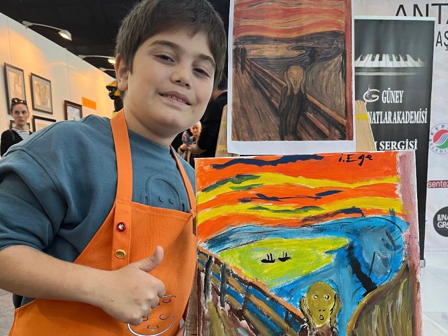 Çocuk resim sergisi etkinliğinde tablo