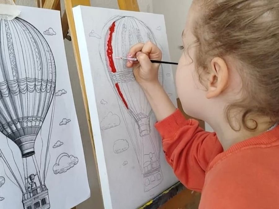 Çocuk tuval üzerinde çalışma