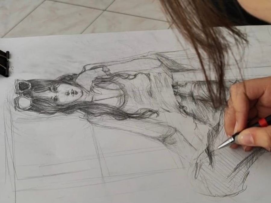 İnce Karakalem Çalışması Çizim