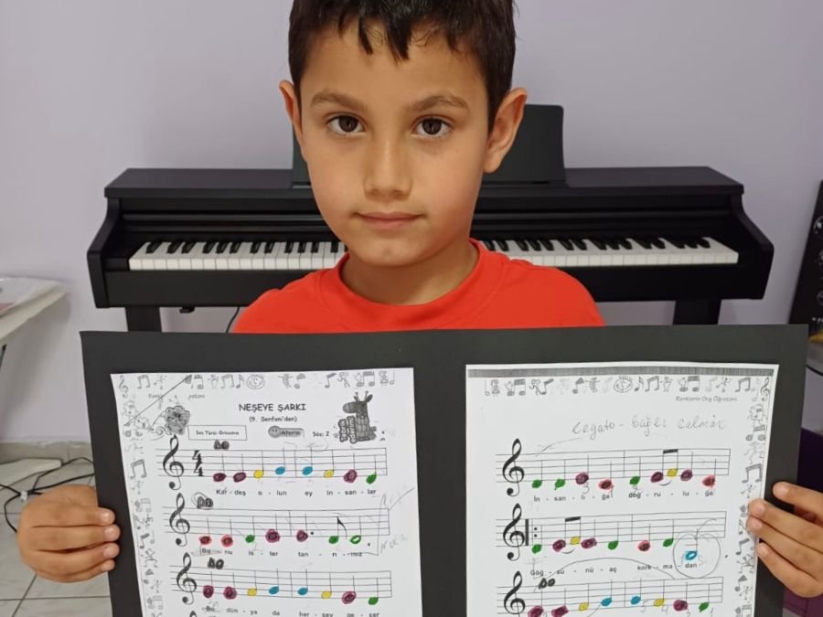 Nota dersinda mutlu öğrenci