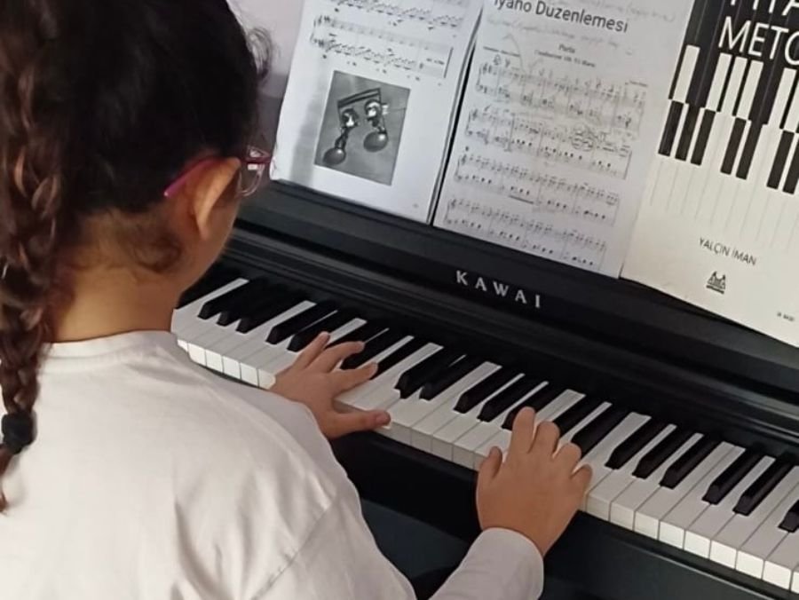 Notalara bakan piyano öğrenci