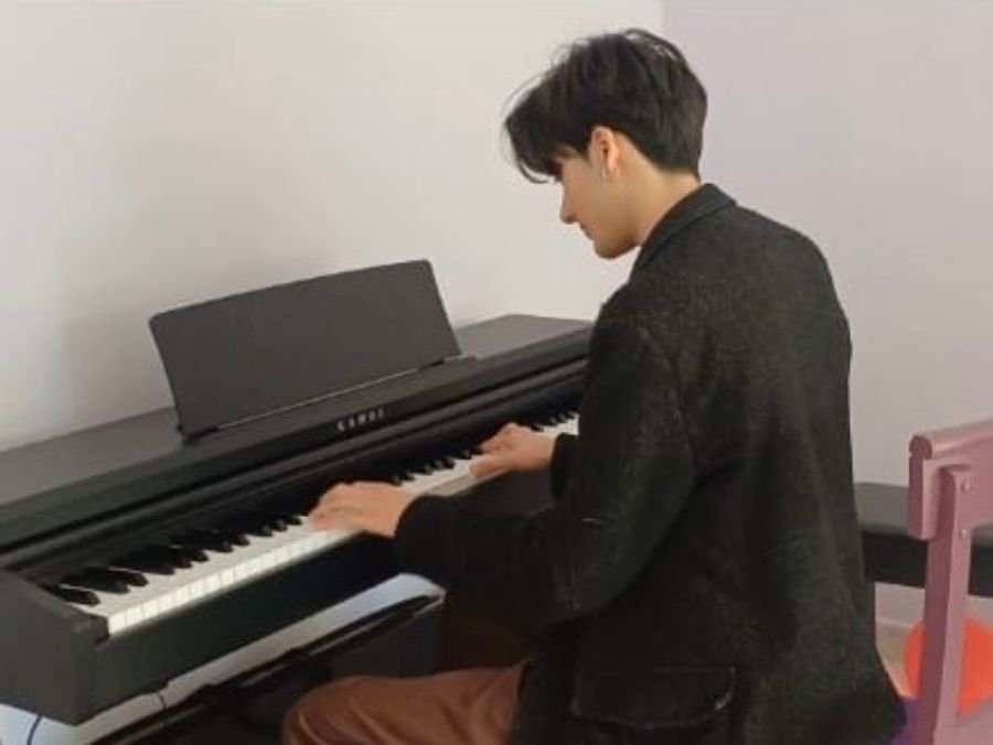 Piyano çalan öğrenci