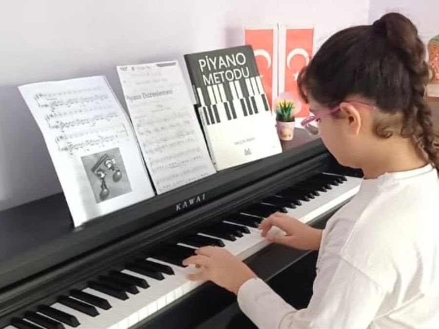 Piyano dersi öğrenci