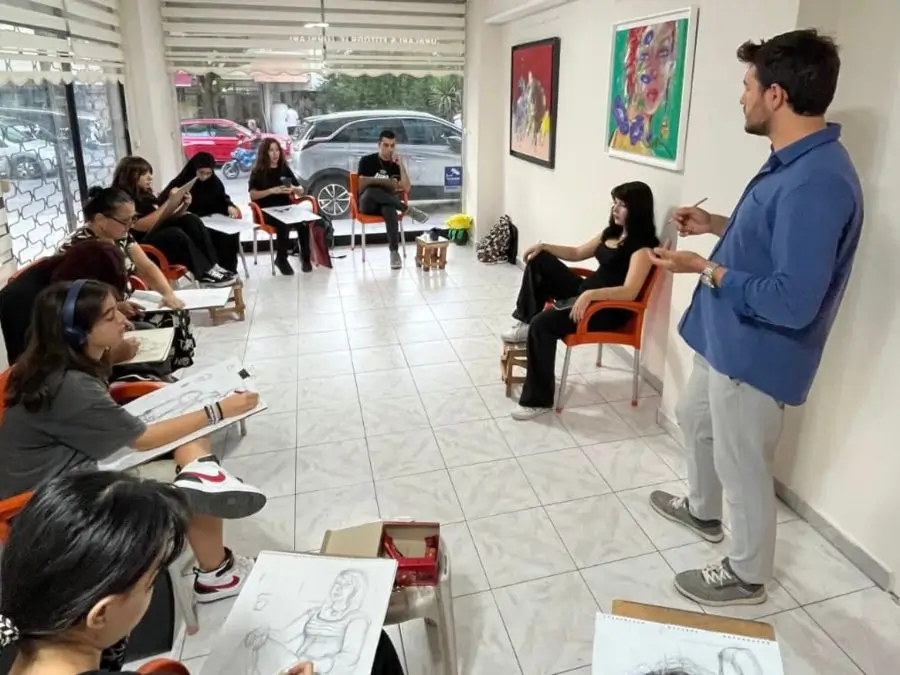 Resim Dersi Anlatan Hoca