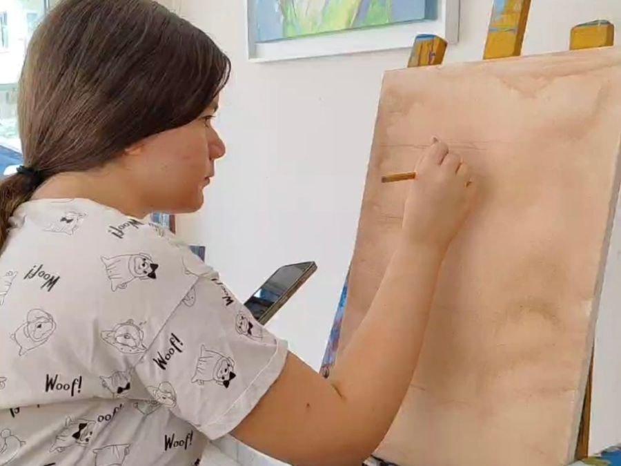 Resim eğitimi kursu çalışkan öğrenci