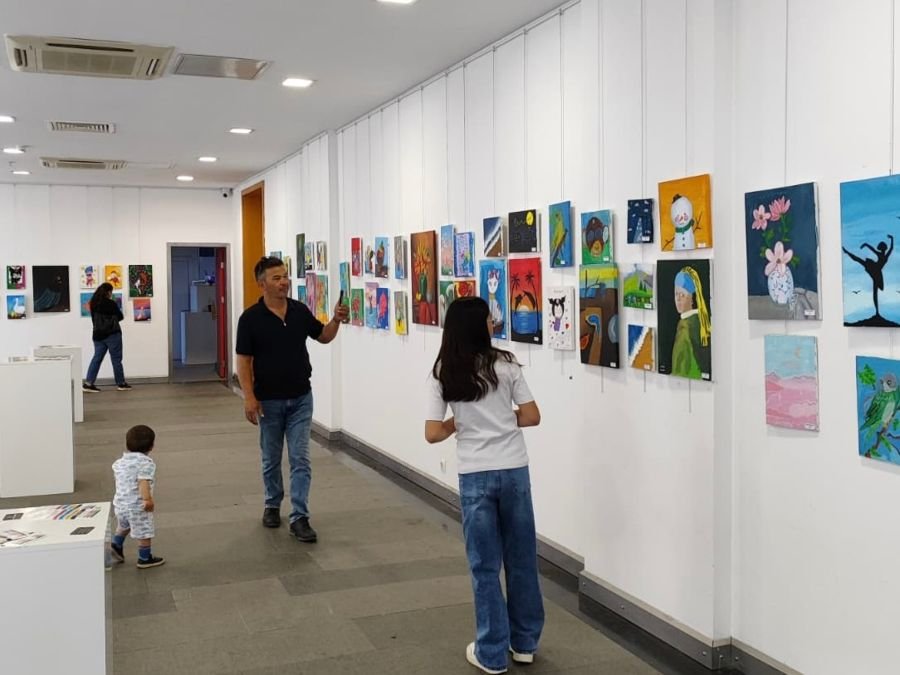 Resim sergisinde gezen grup insan özel kurs